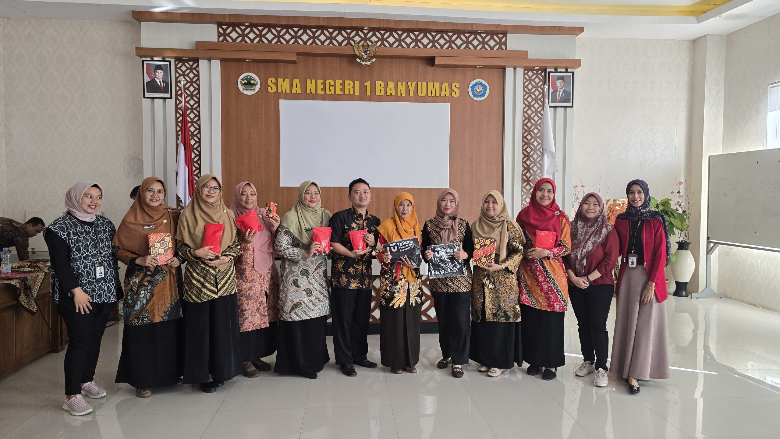 Kolaborasi dengan SMA Negeri 1 Banyumas, Telkom University Purwokerto Kenalkan Investasi Cerdas dan Peluang Digital Marketing