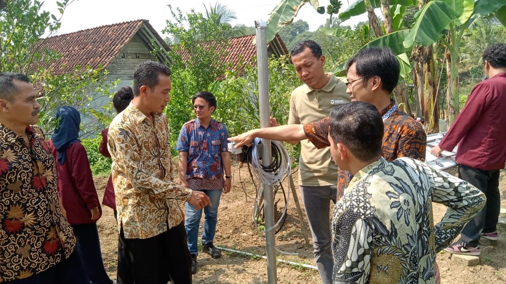 Tim Telkom University Hadirkan Teknologi IoT dan Panel Surya untuk Budidaya Melon di Desa Kaliurip