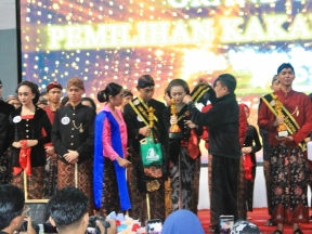 Tampil Anggun dan Berkarakter, Mahasiswi Telkom University Purwokerto&hellip;