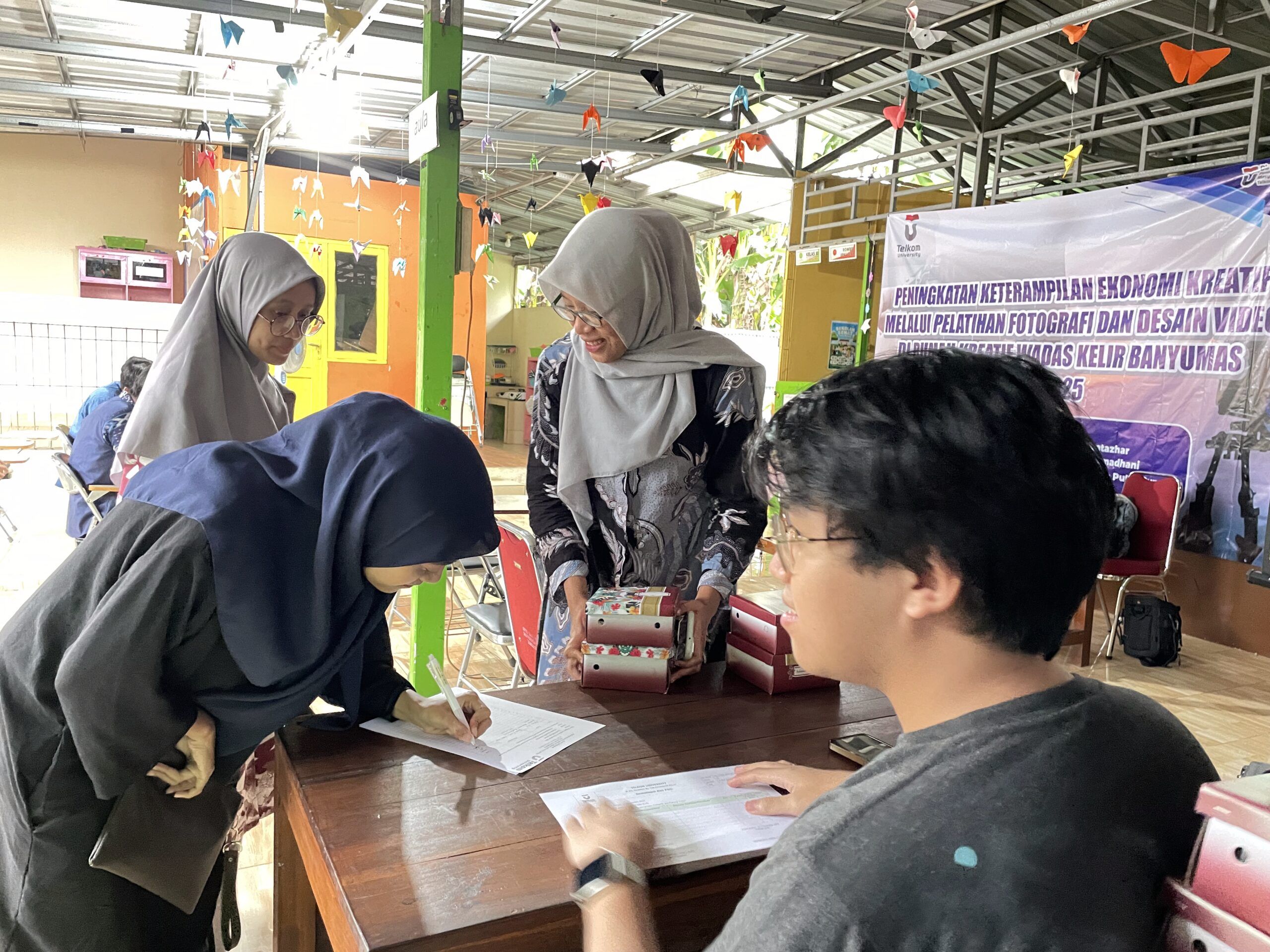 Gandeng Rumah Kreatif Wadas Kelir, Dosen Telkom University Purwokerto Tingkatkan Keterampilan Ekonomi Kreatif Melalui Pelatihan Fotografi dan Desain Video