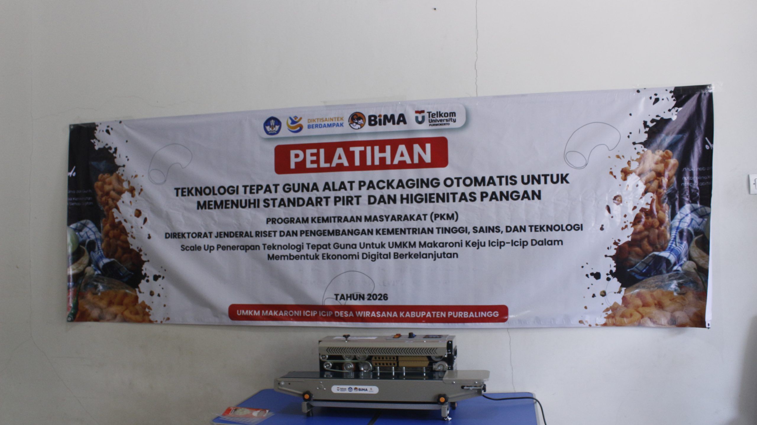 Perkuat Produksi dan Perluas Pemasaran, Telkom University Purwokerto Dampingi UMKM Makaroni Keju Icip Icip
