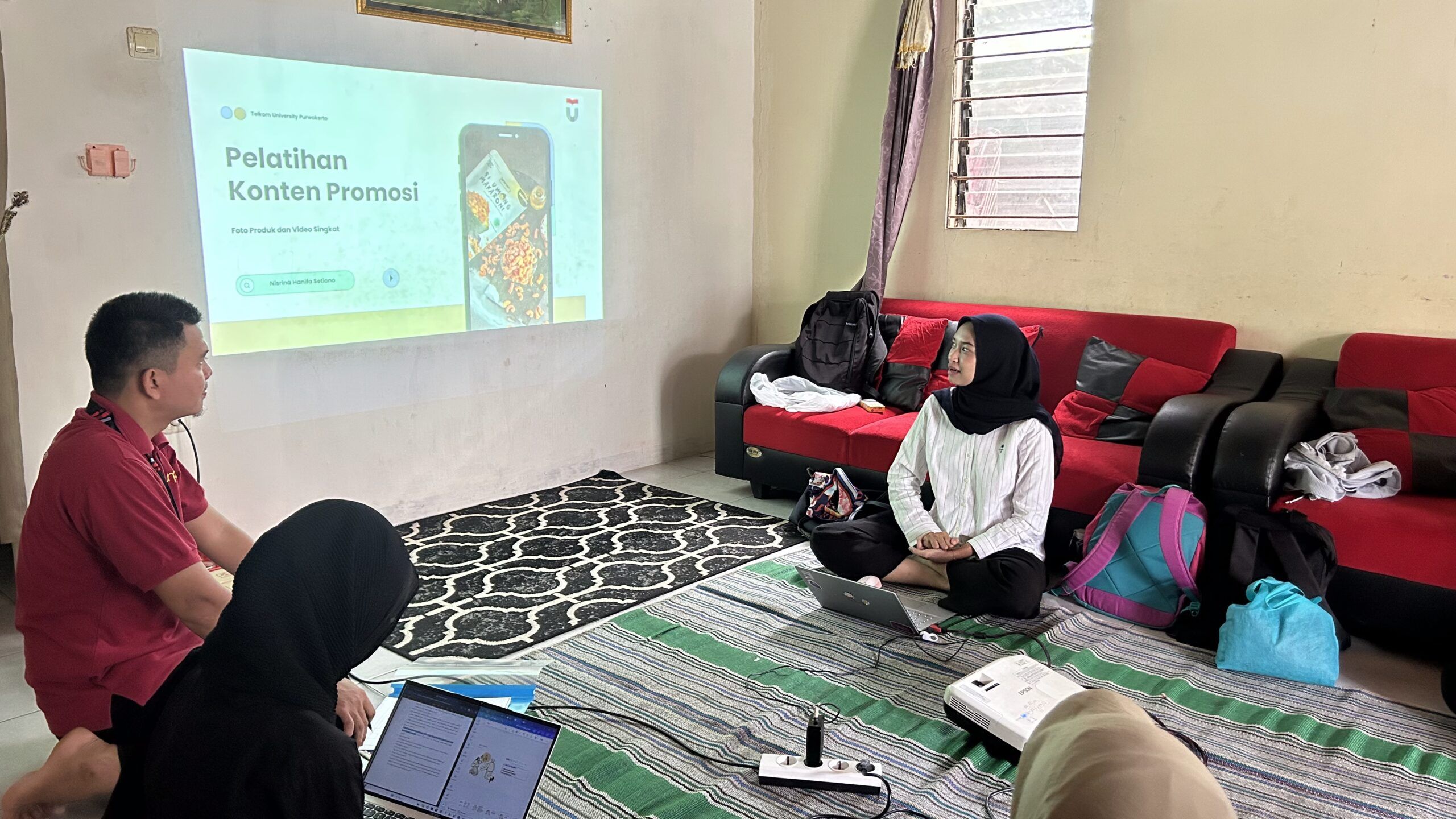 Dukung Ibu Muda Masuk Ekonomi Digital, Telkom University Purwokerto Gelar Pelatihan Literasi Digital di Banteran