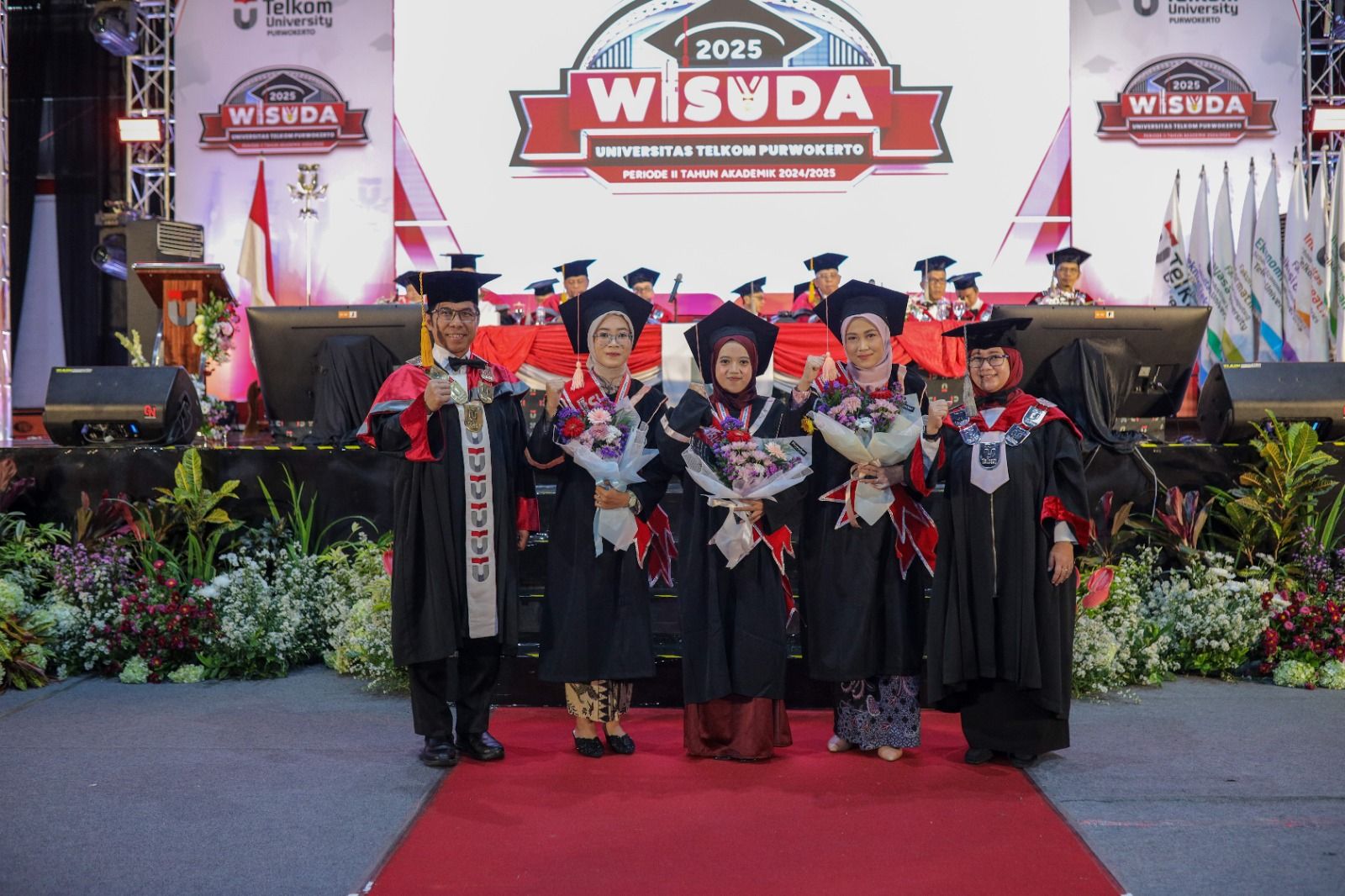 Bunga Laelatul Muna, Wisudawan Terbaik Telkom University Purwokerto…