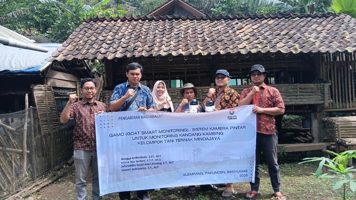 Tim Dosen Tel-U Purwokerto Bantu Peternak Kambing di Lereng Gunung Banyumas Pantau Kandang Secara Real-Time